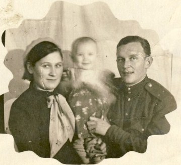 Семья Давыдовых. Нина, Яков и Маргаритка, 1943 г.